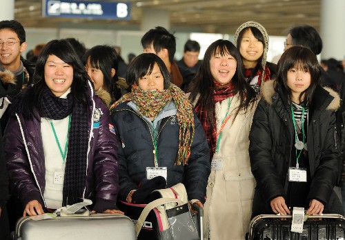 12月18日,來(lái)自日本大阪的高中生走出北京首都國(guó)際機(jī)場(chǎng)。 當(dāng)日,作為“中日青少年友好交流年”框架下日方派遣的最后一個(gè)大型訪華團(tuán)組,第2批日本青少年友好使者代表團(tuán)一行1000人陸續(xù)抵達(dá)北京。除北京外,代表團(tuán)將分為七個(gè)分團(tuán),分別赴浙江、遼寧、山東、廣東、陜西、江西、天津等地參觀訪問(wèn),與中國(guó)青少年廣泛交流,深入了解中國(guó)各地的情況,并出席中日雙方在京聯(lián)合舉辦的“交流年”中方閉幕式活動(dòng)。 新華社記者 金良快 攝