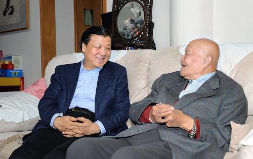 1月30日,春節(jié)前夕,中共中央政治局常委、中央書記處書記劉云山代表習(xí)近平總書記和黨中央,看望國家最高科技獎獲得者吳良鏞院士和師昌緒院士,向他們致以誠摯問候和新春祝福。這是劉云山看望師昌緒院士。新華社記者 李濤 攝