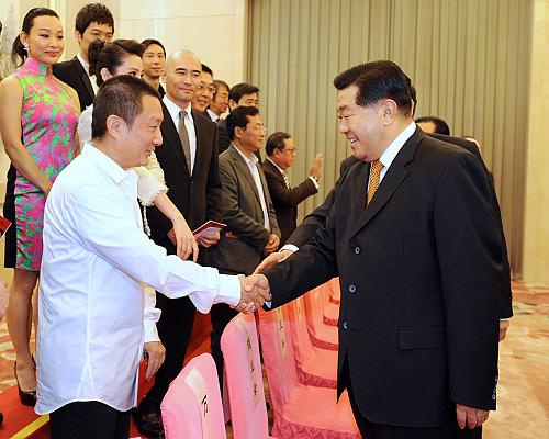 9月19日,中共中央政治局常委、全國(guó)政協(xié)主席賈慶林在北京政協(xié)禮堂接見(jiàn)電影《辛亥革命》攝制組主創(chuàng)人員。新華社記者 李濤 攝