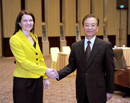 10月31日,中共中央政治局常委、國務院總理溫家寶在上海會見來華出席上海世博會高峰論壇和世博會閉幕式的芬蘭總理基維涅米。新華社記者 張鐸 攝