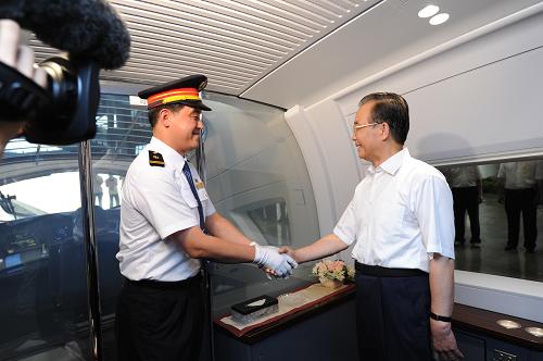這是溫家寶總理在發(fā)車前與京滬高鐵首發(fā)列車駕駛員握手。 6月30日,京滬高速鐵路全線建成通車,國務(wù)院總理溫家寶出席通車運(yùn)營儀式并乘首發(fā)列車考察運(yùn)營情況。 新華社記者 王曄 攝