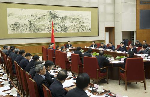 1?7日,国务院ȝ李克强在北京中南主持召开座谈会,听取专家学者和企业界h士对《政府工作报告(征求意见E)》的意见和徏议。新华社记?黄敬??