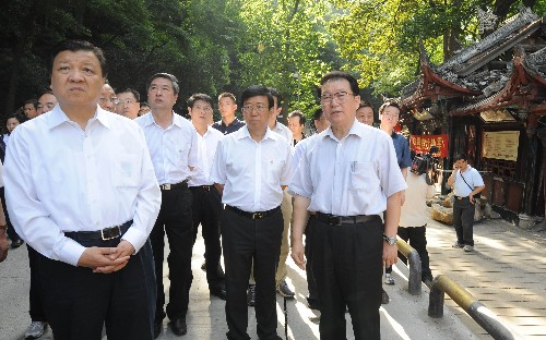 李長春在四川地震災(zāi)區(qū)慰問考察 6月1日至3日,中共中央政治局常委李長春先后到四川綿陽、德陽和成都,實地察看受災(zāi)情況,慰問干部群眾和救援人員,指導(dǎo)抗震救災(zāi)工作。這是6月3日,李長春在四川都江堰察看在地震中受損嚴重的世界文化遺產(chǎn)都江堰二王廟。 新華社記者李學(xué)仁攝