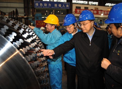 這是10月27日,李克強(qiáng)來到東方汽輪機(jī)公司德陽分廠考察震后恢復(fù)生產(chǎn)情況。新華社記者 馬占成 攝