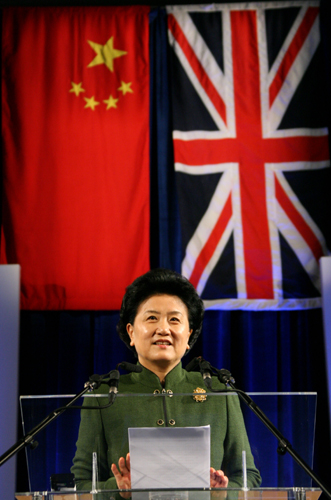 11月20日,正在英國訪問的中國國務(wù)委員劉延?xùn)|出席英國諾丁漢大學(xué)舉辦的現(xiàn)代中國國際研討會并發(fā)表演講,介紹中國改革開放以來的發(fā)展情況。來自中國、英國、美國等十幾個國家的150余位專家學(xué)者出席了研討會。新華社記者 謝秀棟 攝
