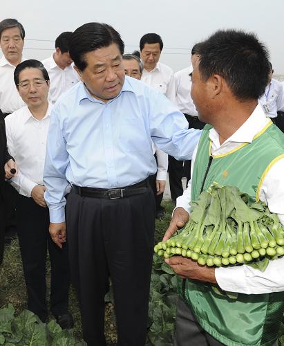 賈慶林在廣西調(diào)研 中共中央政治局常委、全國(guó)政協(xié)主席賈慶林近日在廣西調(diào)研。 這是11月19日,賈慶林在玉柴集團(tuán)考察時(shí)與工人和技術(shù)人員親切交談。 新華社記者馬占成攝