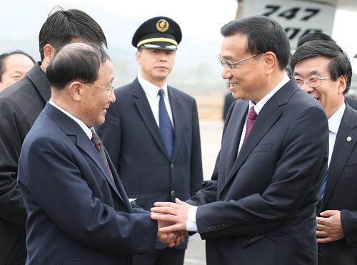 10月23日,中共中央政治局常委、國(guó)務(wù)院副總理李克強(qiáng)抵達(dá)平壤順安機(jī)場(chǎng),開(kāi)始對(duì)朝鮮民主主義人民共和國(guó)進(jìn)行正式友好訪問(wèn)。這是李克強(qiáng)與前來(lái)機(jī)場(chǎng)迎接的朝鮮勞動(dòng)黨中央政治局委員、副總理姜錫柱握手。新華社記者 姚大偉 攝