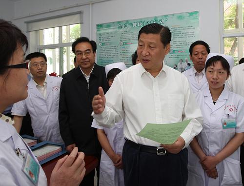 這是5月25日,習(xí)近平在長治市太行東街電力社區(qū)了解社區(qū)衛(wèi)生防疫、醫(yī)療服務(wù)等情況。新華社記者 蘭紅光 攝