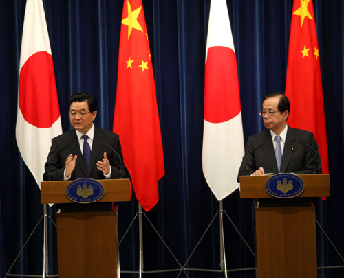5月7日,中國(guó)國(guó)家主席胡錦濤在東京同日本首相福田康夫共同會(huì)見(jiàn)記者。 新華社記者 蘭紅光 攝