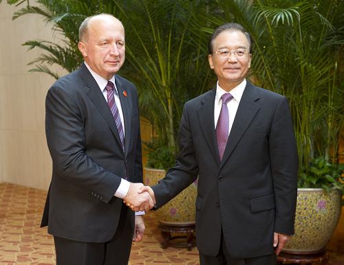 9月11日,中國(guó)國(guó)務(wù)院總理溫家寶在天津會(huì)見出席夏季達(dá)沃斯論壇的立陶宛總理庫(kù)比柳斯。新華社記者 黃敬文 攝