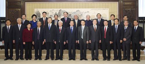 4月14日,中共中央政治局常委、國務(wù)院總理溫家寶在北京中南海向新聘任的8位國務(wù)院參事和5位中央文史研究館館員頒發(fā)聘書,并同參事、館員座談。 這是溫家寶等與新聘任的參事、館員合影。 新華社記者黃敬文攝