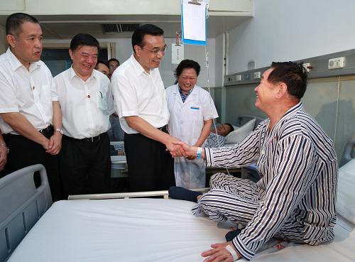 9月6日至7日,中共中央政治局常委、國務(wù)院副總理李克強(qiáng)在湖北省考察工作。這是9月7日,李克強(qiáng)在鄂州市中心醫(yī)院探視慰問患者。 新華社記者 龐興雷 攝