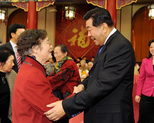 1月17日,全國政協(xié)在北京舉行春節(jié)茶話會,邀請部分已故黨外全國政協(xié)委員、知名人士夫人暢敘情誼,共迎新春。中共中央政治局常委、全國政協(xié)主席賈慶林出席茶話會。 新華社記者 李濤 攝