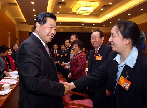3月5日,中共中央政治局常委、全國政協(xié)主席賈慶林來到他所在的十一屆全國人大三次會議北京代表團,同代表們一起審議政府工作報告。新華社記者 劉衛(wèi)兵 攝