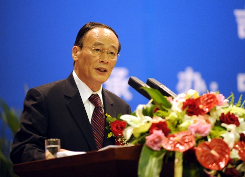 9月2日,中共中央政治局委員、國務(wù)院副總理王岐山在論壇上致辭。 當(dāng)日,第二屆東北亞經(jīng)貿(mào)合作高層論壇在長春舉行,來自中國、俄羅斯、斯里蘭卡、日本、韓國、朝鮮、匈牙利等國家和地區(qū)的政要,國際金融和投資機(jī)構(gòu)代表,世界500強(qiáng)企業(yè)代表等500余人參加論壇,議題為加強(qiáng)東北亞區(qū)域能源、資源以及物流合作。 新華社記者 蔣林 攝