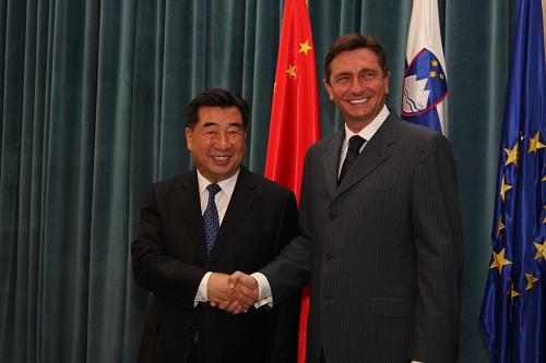 8月27日,中國國務院副總理回良玉(左)在斯洛文尼亞首都盧布爾雅那與斯洛文尼亞總理博魯特·帕霍爾舉行會談,并共同出席了農(nóng)業(yè)、衛(wèi)生、中小企業(yè)、文教等領域雙邊合作文件的簽字儀式。新華社記者 連國輝 攝