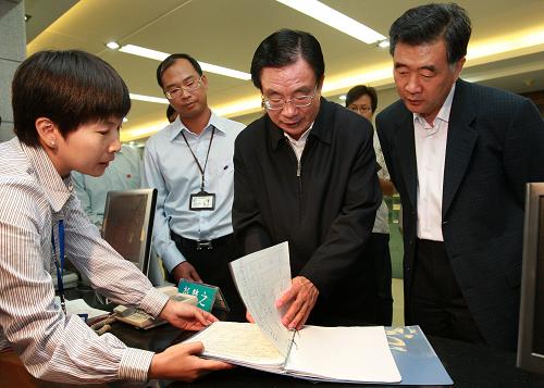 11月14日至18日,中共中央政治局常委、中央紀(jì)委書記賀國(guó)強(qiáng)深入廣州、梅州、深圳等地農(nóng)村、企業(yè)、社區(qū)調(diào)研,看望慰問(wèn)基層干部群眾,了解經(jīng)濟(jì)社會(huì)發(fā)展情況。這是11月16日,賀國(guó)強(qiáng)在深圳市南山區(qū)北頭社區(qū)了解流動(dòng)人口的計(jì)劃生育服務(wù)情況。新華社記者龐興雷攝