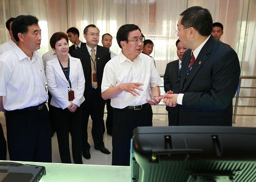 11月14日至18日,中共中央政治局常委、中央紀(jì)委書記賀國(guó)強(qiáng)深入廣州、梅州、深圳等地農(nóng)村、企業(yè)、社區(qū)調(diào)研,看望慰問(wèn)基層干部群眾,了解經(jīng)濟(jì)社會(huì)發(fā)展情況。這是11月17日,賀國(guó)強(qiáng)在深圳研祥智能科技股份有限公司了解產(chǎn)品的研發(fā)情況。新華社記者龐興雷攝