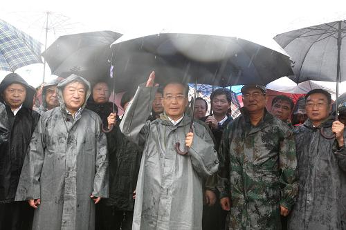 6月24日,國務(wù)院總理溫家寶到達(dá)江西撫州,察看汛情、災(zāi)情,看望受災(zāi)群眾,慰問奮戰(zhàn)在抗洪搶險(xiǎn)一線的解放軍、武警、公安消防官兵,指導(dǎo)抗洪救災(zāi)工作。新華社記者 姚大偉 攝