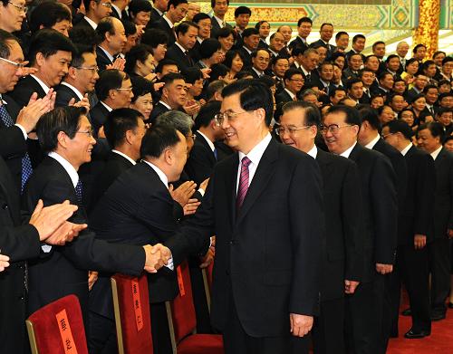 9月26日,全國(guó)文化體制改革工作表彰大會(huì)在北京人民大會(huì)堂舉行。會(huì)前,胡錦濤、溫家寶、李長(zhǎng)春、習(xí)近平、李克強(qiáng)等會(huì)見全體與會(huì)代表。新華社記者 饒愛民 攝