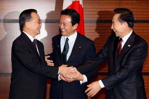 12月13日,中日韓領(lǐng)導(dǎo)人會議在日本福岡舉行,中國國務(wù)院總理溫家寶、日本首相麻生太郎、韓國總統(tǒng)李明博出席會議。新華社記者 姚大偉 攝