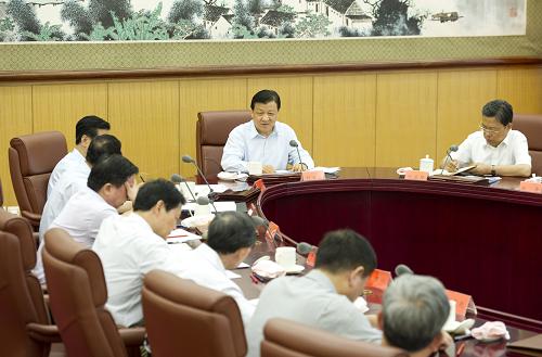 8月14日,中共中央政治局常委、中央黨的群眾路線教育實(shí)踐活動(dòng)領(lǐng)導(dǎo)小組組長(zhǎng)劉云山在北京主持召開中央黨的群眾路線教育實(shí)踐活動(dòng)領(lǐng)導(dǎo)小組第三次會(huì)議。新華社記者 黃敬文 攝
