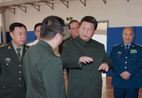 11月5日,中共中央總書記、國家主席、中央軍委主席習(xí)近平在國防科學(xué)技術(shù)大學(xué)視察。這是習(xí)近平參觀國防科學(xué)技術(shù)大學(xué)科研成果展示,同科研人員親切交談。新華社記者 李剛 攝