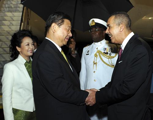 習(xí)近平抵達(dá)西班牙港開(kāi)始對(duì)特立尼達(dá)和多巴哥進(jìn)行國(guó)事訪問(wèn) 5月31日,國(guó)家主席習(xí)近平乘專(zhuān)機(jī)抵達(dá)西班牙港,開(kāi)始對(duì)特立尼達(dá)和多巴哥進(jìn)行國(guó)事訪問(wèn)。特立尼達(dá)和多巴哥總統(tǒng)卡莫納夫婦、總理比塞薩爾等到機(jī)場(chǎng)迎接習(xí)近平和夫人彭麗媛。 新華社記者饒愛(ài)民攝