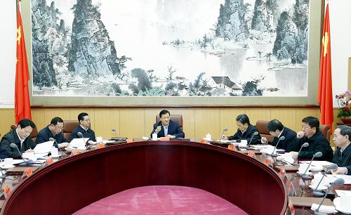 12月15日,中共中央政治局常委、中央黨的群眾路線教育實踐活動領(lǐng)導(dǎo)小組組長劉云山在北京主持召開中央黨的群眾路線教育實踐活動領(lǐng)導(dǎo)小組第六次會議。 新華社記者 鞠鵬 攝