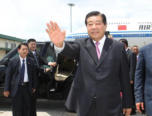4月20日,應(yīng)泰國國會上議院邀請,中國全國政協(xié)主席賈慶林抵達(dá)泰國普吉,開始對泰國進(jìn)行為期6天的正式友好訪問。新華社記者 劉衛(wèi)兵 攝