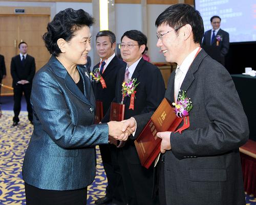 10月29日,中共中央政治局委員、國務委員劉延東在北京出席何梁何利基金2012年度頒獎大會并講話。這是劉延東給獲獎者頒獎。新華社記者 謝環(huán)馳 攝