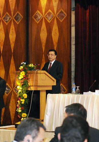 李克強(qiáng)出席中埃聯(lián)合商務(wù)理事會(huì)商務(wù)論壇開幕式 12月25日,中國(guó)國(guó)務(wù)院副總理李克強(qiáng)在埃及開羅出席中埃聯(lián)合商務(wù)理事會(huì)商務(wù)論壇開幕式并發(fā)表講話。 新華社記者饒愛民攝