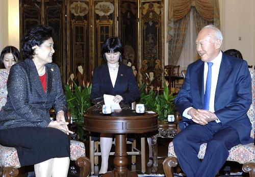 4月25日,正在新加坡訪問的中國國務委員劉延東(左)在新加坡總統(tǒng)府會見新加坡內(nèi)閣資政李光耀。中國國務委員劉延東應新加坡政府的邀請,于23日抵達新加坡進行為期3天的正式訪問。新華社記者 張永興 攝
