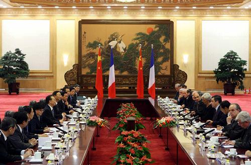 溫家寶與法國總理舉行會(huì)談 12月21日,中國國務(wù)院總理溫家寶在北京人民大會(huì)堂與來訪的法國總理菲永舉行會(huì)談。 新華社記者 劉衛(wèi)兵攝