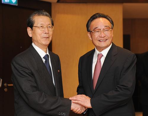 7月20日,全國人大常委會委員長吳邦國在日內瓦會見朝鮮最高人民會議議長崔泰福。新華社記者 張鐸 攝