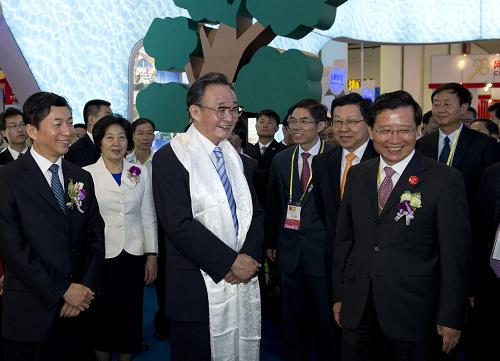 9月7日,全國人大常委會委員長吳邦國在廈門出席第十五屆中國國際投資貿(mào)易洽談會開館式。這是在開館儀式前,吳邦國考察本屆投洽會展館。新華社記者 李學(xué)仁 攝