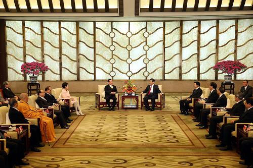 2月18日,中共中央總書(shū)記習(xí)近平在北京釣魚(yú)臺(tái)國(guó)賓館會(huì)見(jiàn)中國(guó)國(guó)民黨榮譽(yù)主席連戰(zhàn)及隨訪的臺(tái)灣各界人士。新華社記者 劉衛(wèi)兵 攝