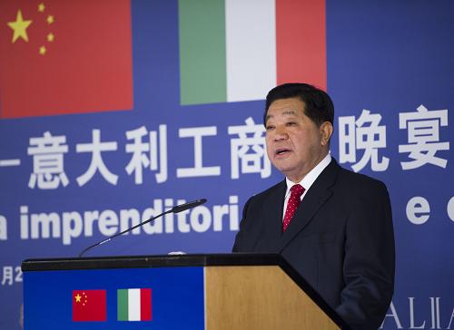 賈慶林出席中意工商晚宴并發(fā)表主旨演講 當?shù)貢r間11月27日,全國政協(xié)主席賈慶林在羅馬出席中國商務部與意大利經(jīng)濟發(fā)展部共同主辦的中意工商晚宴并發(fā)表主旨演講。 新華社記者李學仁攝
