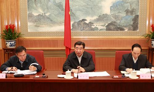 2月5日,中共中央政治局委員、國務院副總理回良玉主持召開國務院專題會議,貫徹落實中央領導同志批示精神,全面分析當前的旱情、苗情和農(nóng)業(yè)生產(chǎn)形勢,對農(nóng)業(yè)抗旱保苗及森林草原防火等工作作出進一步安排部署。新華社記者 龐興雷 攝