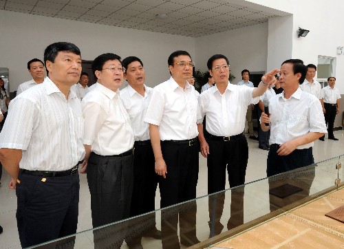 8月18日至19日,中共中央政治局常委、國務(wù)院副總理李克強(qiáng)在天津考察。這是8月18日,李克強(qiáng)在天津東麗區(qū)華明示范鎮(zhèn)考察工作。 新華社記者 李學(xué)仁 攝