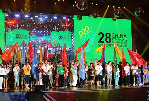 8月3日,各代表隊(duì)旗手持隊(duì)旗走上開(kāi)幕式舞臺(tái)。 當(dāng)日,以“中國(guó)夢(mèng)·科學(xué)夢(mèng)·青春夢(mèng)”為主題的第28屆全國(guó)青少年科技創(chuàng)新大賽在江蘇南京國(guó)際博覽中心開(kāi)幕。全國(guó)35支代表隊(duì)的487名中小學(xué)生代表、200名科技輔導(dǎo)員將參加展示、評(píng)測(cè),角逐最佳科技創(chuàng)新大獎(jiǎng)。此外,來(lái)自德國(guó)、法國(guó)、瑞典、丹麥、日本等14個(gè)國(guó)家的23個(gè)項(xiàng)目、60多名國(guó)際代表也將參加展示和交流。 新華社記者孫參攝