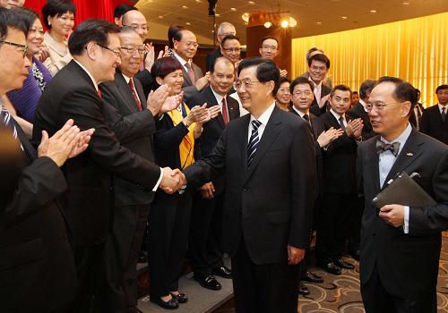 6月30日,國家主席胡錦濤在香港會展中心會見香港特別行政區(qū)行政、立法、司法機關負責人。新華社記者 劉衛(wèi)兵 攝
