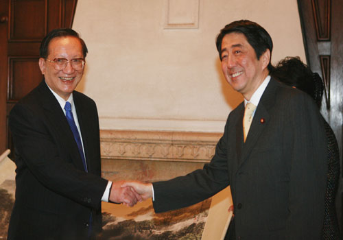 2月22日,在日本進(jìn)行正式訪問的中國國務(wù)委員唐家璇(左)在東京會見日本前首相安倍晉三。 新華社記者 任正來 攝