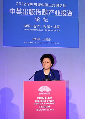 4月15日,在英國(guó)倫敦,中國(guó)國(guó)務(wù)委員劉延?xùn)|在中英出版?zhèn)髅疆a(chǎn)業(yè)投資論壇上致辭。國(guó)務(wù)委員劉延?xùn)|15日在倫敦中英出版?zhèn)髅疆a(chǎn)業(yè)投資論壇上強(qiáng)調(diào),應(yīng)拓展中英兩國(guó)文化交流的深度和廣度,為發(fā)展全面戰(zhàn)略伙伴關(guān)系和推動(dòng)人類(lèi)文明進(jìn)步作出貢獻(xiàn)。 新華社記者 殷剛 攝