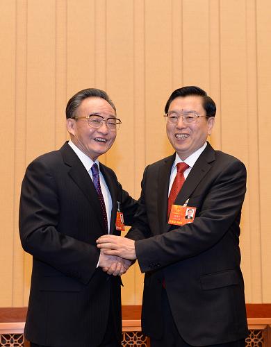 3月4日,十二屆全國人大一次會(huì)議主席團(tuán)在北京人民大會(huì)堂舉行第一次會(huì)議。這是吳邦國和張德江握手。新華社記者 馬占成 攝