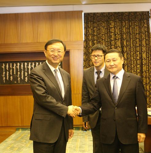 5月9日,中國國務(wù)委員楊潔篪(左)在烏蘭巴托會見蒙古國總理阿勒坦呼雅格(右)。應(yīng)蒙古國政府邀請,國務(wù)委員楊潔篪于5月8日至9日訪問蒙古國。新華社記者 石永春 攝