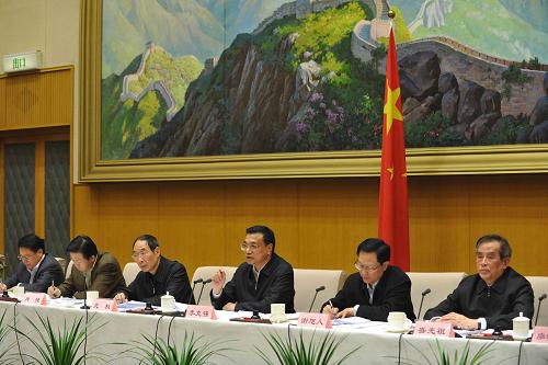 李克強(qiáng)出席全國財(cái)政工作座談會(huì) 1月11日,中共中央政治局常委、國務(wù)院副總理李克強(qiáng)在北京出席全國財(cái)政工作座談會(huì)并講話。 新華社記者 饒愛民攝