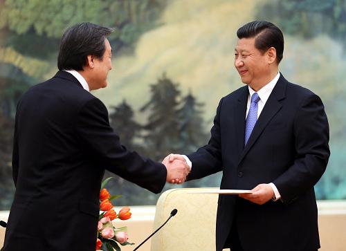 1月23日,中共中央總書記習(xí)近平在北京人民大會(huì)堂會(huì)見韓國(guó)候任總統(tǒng)樸槿惠特使金武星。這是金武星向習(xí)近平轉(zhuǎn)交樸槿惠的親筆信。新華社記者 鞠鵬 攝