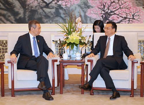 10月23日,中共中央政治局常委、國(guó)務(wù)院副總理李克強(qiáng)在北京人民大會(huì)堂會(huì)見(jiàn)來(lái)華訪問(wèn)并出席亞歐首腦會(huì)議的新加坡總理李顯龍。 新華社記者 馬占成 攝