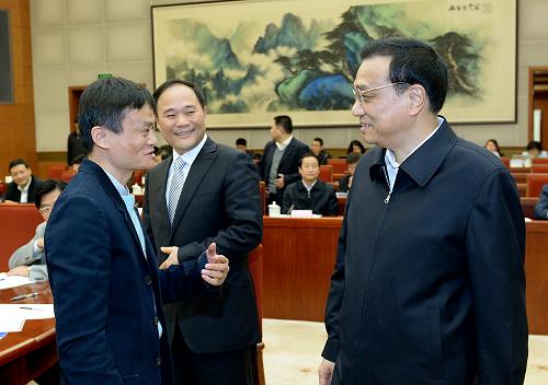 10月31日,中共中央政治局常委、國務院總理李克強在北京主持召開經(jīng)濟形勢座談會,聽取專家學者和企業(yè)負責人對當前經(jīng)濟形勢和今后經(jīng)濟工作的意見和建議。這是李克強與民營企業(yè)家馬云(左)、李書福交談。